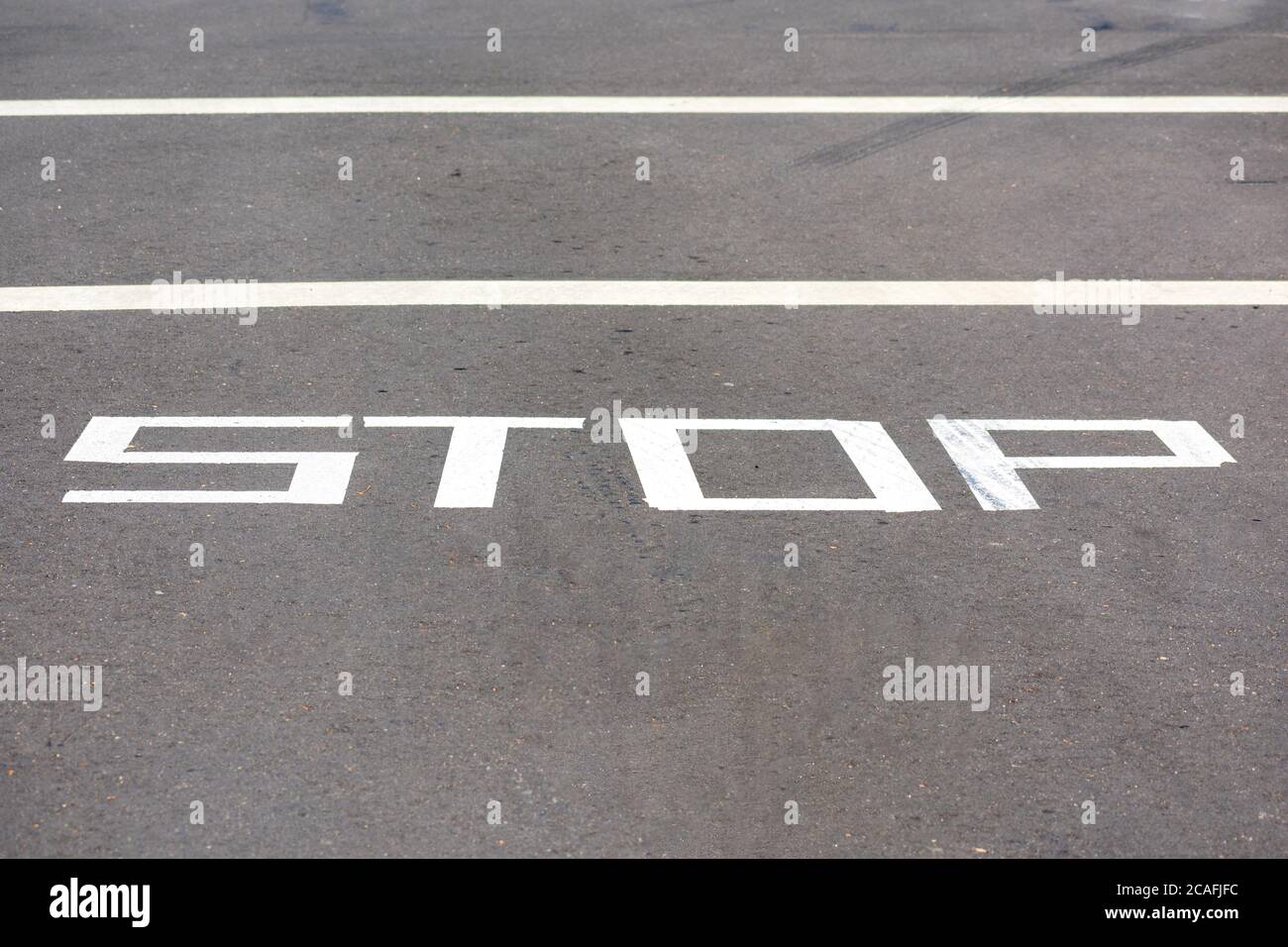 SEGNALE stradale DI stop temporaneamente verniciato sulla superficie stradale. Foto Stock