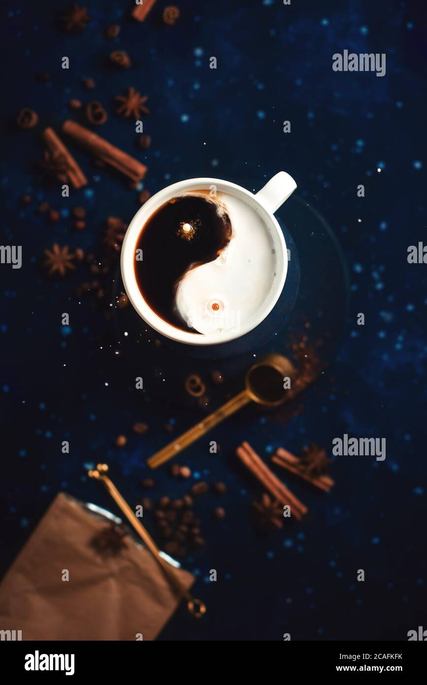 Simbolo Yin-yang in una tazza di caffè con latte e gocce di caffè, concetto  di sapore equilibrato, creatività e natura morta Foto stock - Alamy