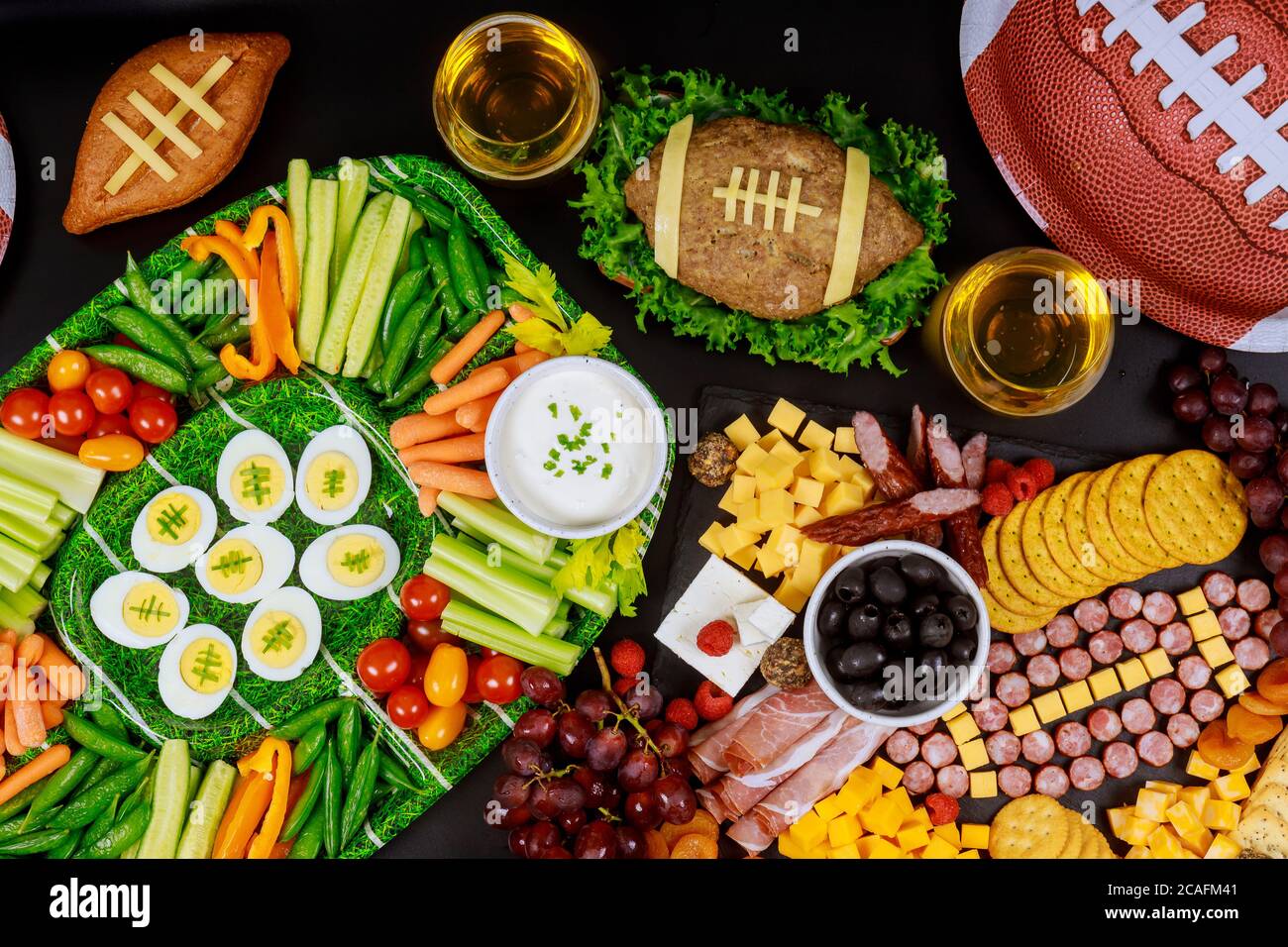 Cibo e bevande vegetariani sani per le feste di calcio. Foto Stock