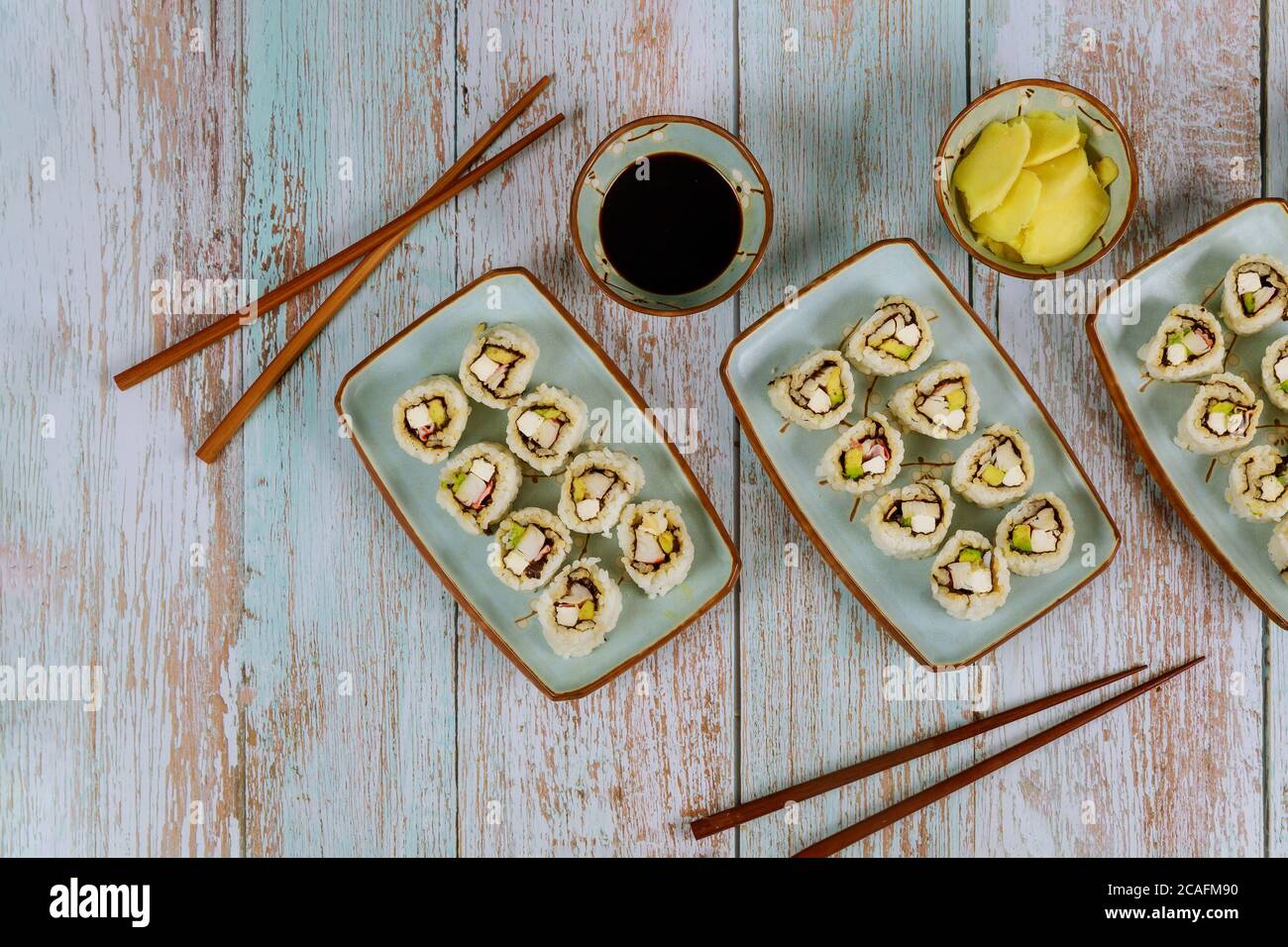Set di sushi roll di philadelphia con salsa di soia, zenzero e chopstick. Cucina giapponese. Foto Stock