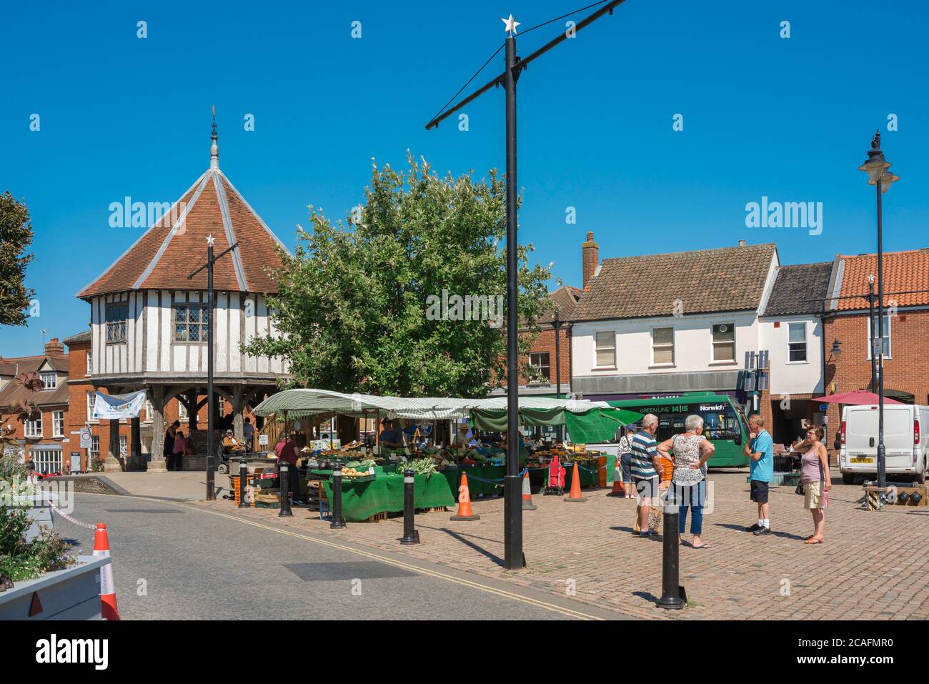 Persone inglesi, vista in estate di persone che chiacchierano il giorno del mercato nel centro della città di Wymondham, Norfolk, East Anglia, Inghilterra, Regno Unito Foto Stock