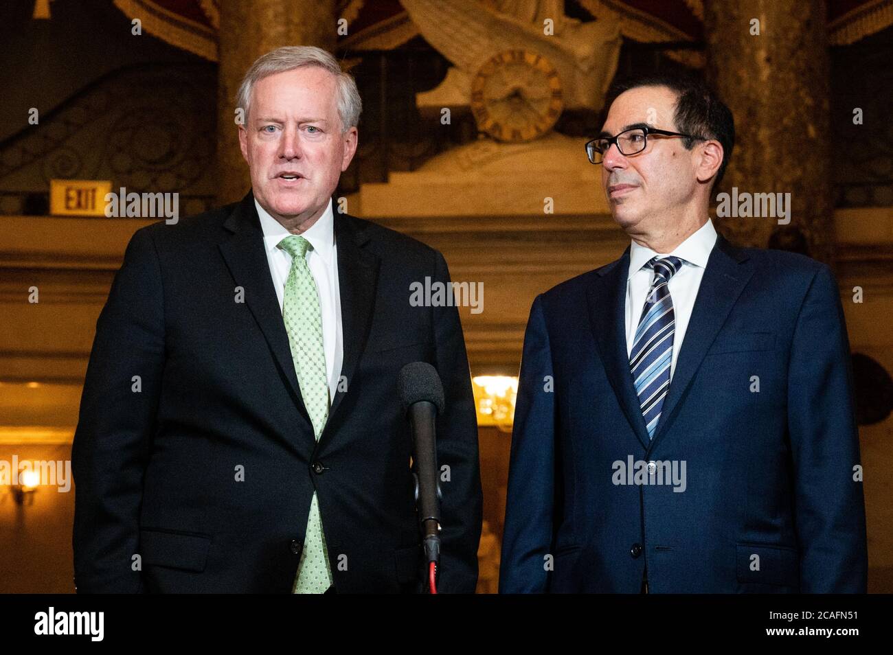 Washington, Stati Uniti. 06 agosto 2020. Mark Meadows, capo dello staff della Casa Bianca, e Steven Mnuchin, segretario al Tesoro, parlano alla stampa dopo un incontro tra i leader democratici del Congresso e la Casa Bianca per discutere il prossimo progetto di legge di soccorso di Coronavirus. Credit: SOPA Images Limited/Alamy Live News Foto Stock