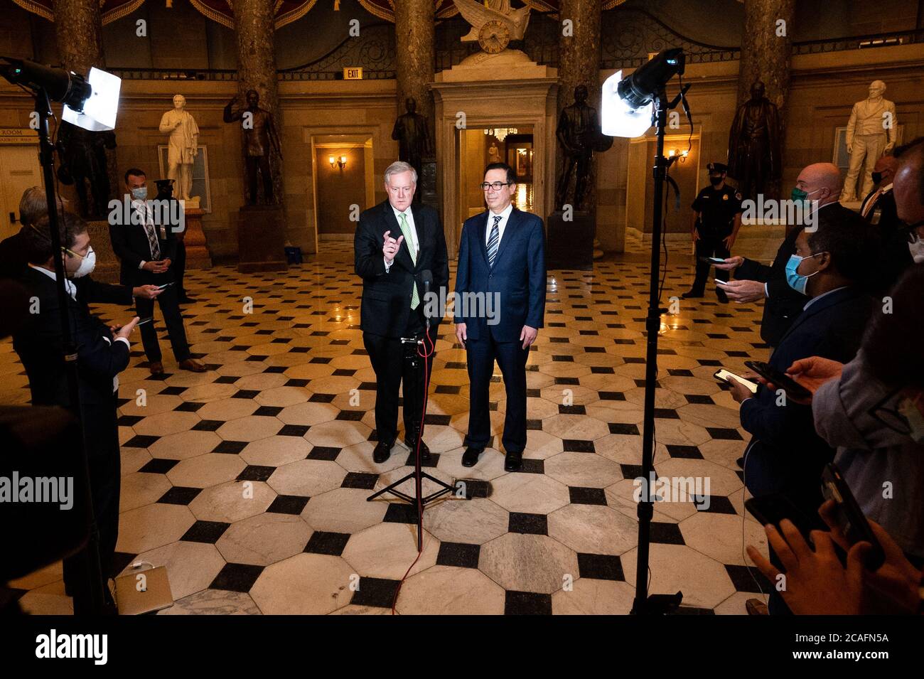 Washington, Stati Uniti. 06 agosto 2020. Mark Meadows, capo dello staff della Casa Bianca, e Steven Mnuchin, segretario al Tesoro, parlano alla stampa dopo un incontro tra i leader democratici del Congresso e la Casa Bianca per discutere il prossimo progetto di legge di soccorso di Coronavirus. Credit: SOPA Images Limited/Alamy Live News Foto Stock