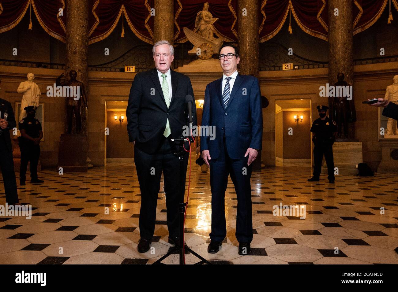 Washington, Stati Uniti. 06 agosto 2020. Mark Meadows, capo dello staff della Casa Bianca, e Steven Mnuchin, segretario al Tesoro, parlano alla stampa dopo un incontro tra i leader democratici del Congresso e la Casa Bianca per discutere il prossimo progetto di legge di soccorso di Coronavirus. Credit: SOPA Images Limited/Alamy Live News Foto Stock
