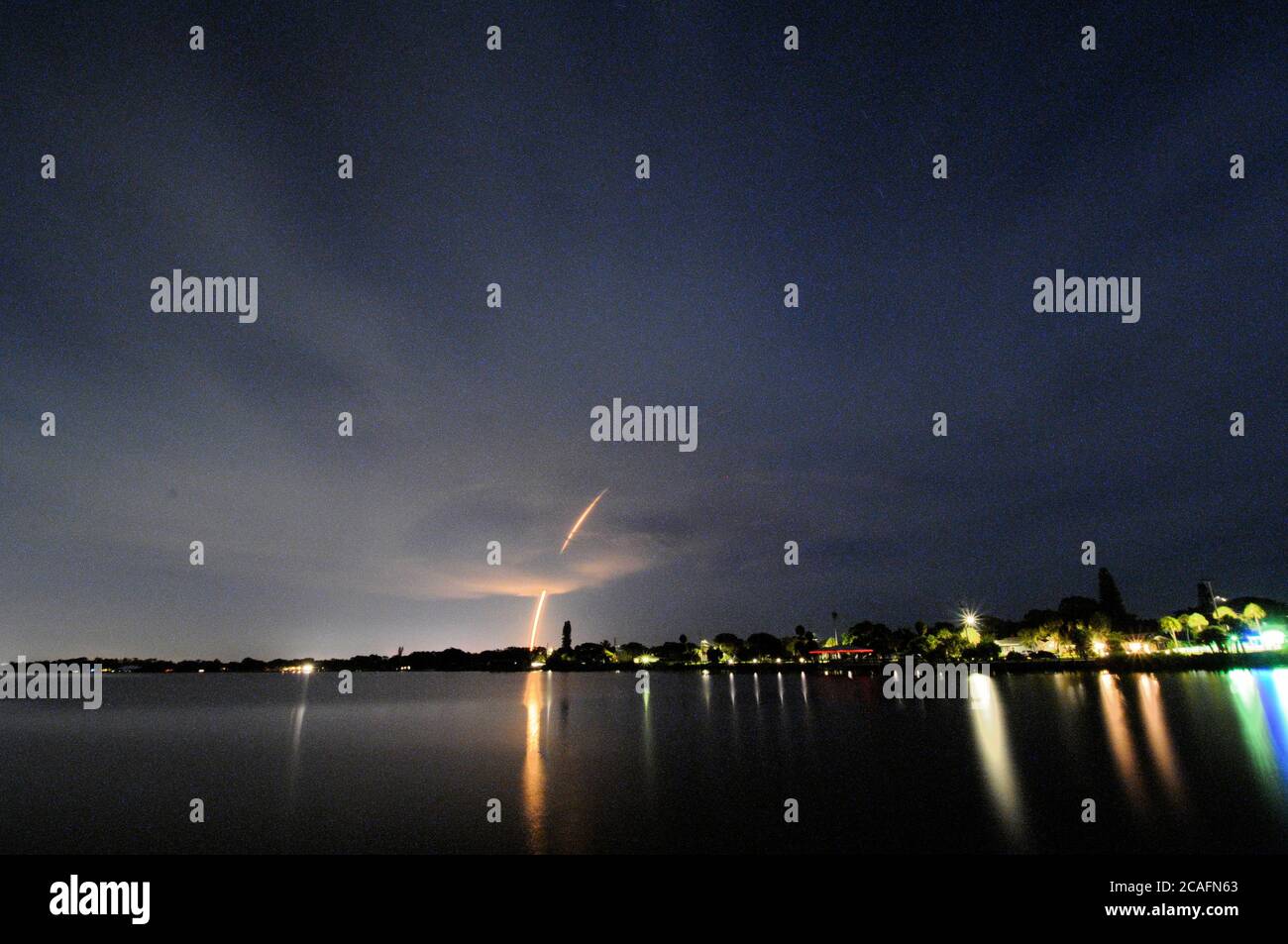 Melbourne Beach. Contea di Brevard. Florida. STATI UNITI. 7 agosto 2020. SpaceX lancia la sua decima missione Starlink con 57 satelliti e due satelliti BlackSky a bordo dal Kennedy Space Center LC-39A. Dopo la separazione di fase, la prima tappa del Falcon 9 sbarcò sulla Autonomous Spaceport Drone Ship (ASDS) "of Course i Still Love You" (OCISLY), che si trova nell'Oceano Atlantico. Photo Credit: Julian Leek/Alamy Live News Foto Stock