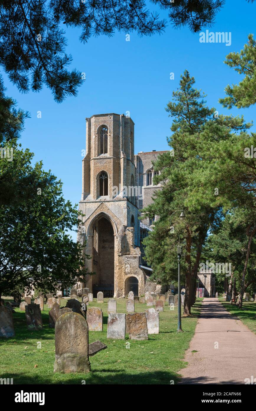 Wymondham Abbey, vista in estate di Wymondham Abbey (fondata nel 1107) nella città di mercato di Wymondham, Norfolk, East Anglia, Regno Unito Foto Stock