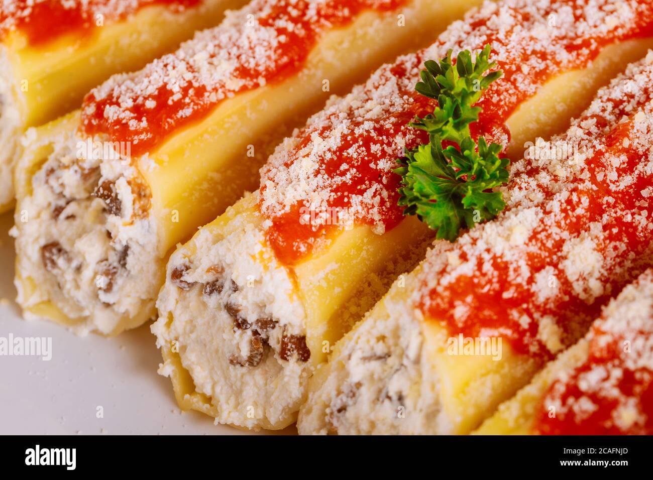 Cannelloni con ricotta, parmigiano e funghi. Primo piano. Foto Stock