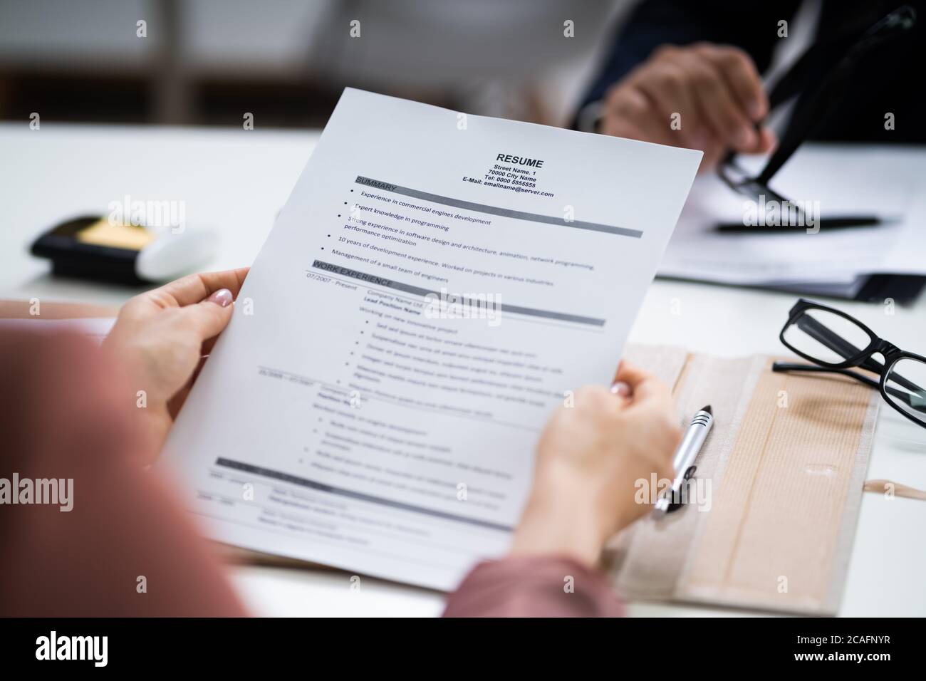 Lettura del curriculum e dell'applicazione di reclutamento al colloquio di lavoro Foto Stock