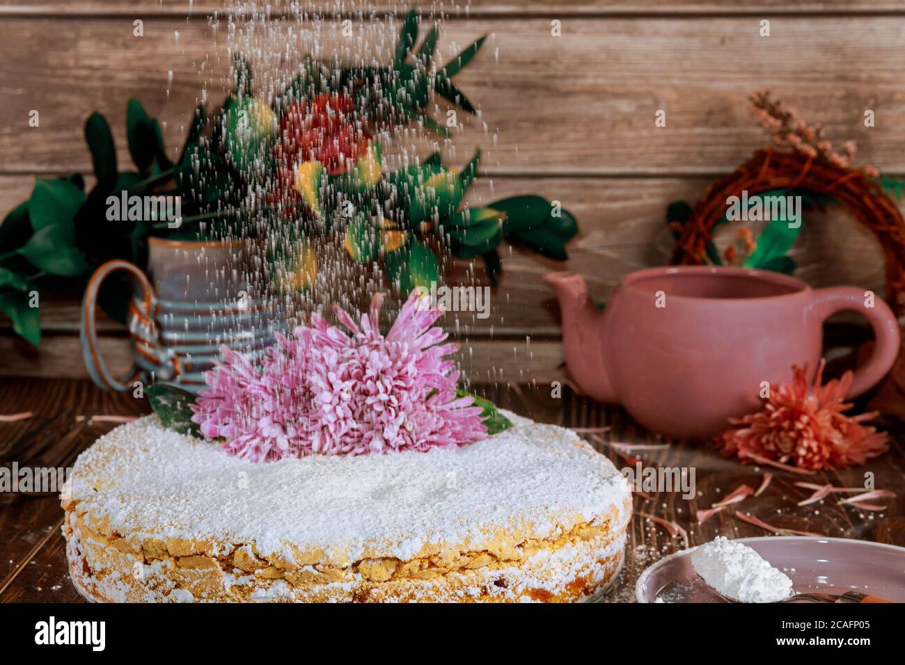 Torta sbriciolare con zucchero in polvere cospargere la parte superiore della torta di fiori. Foto Stock