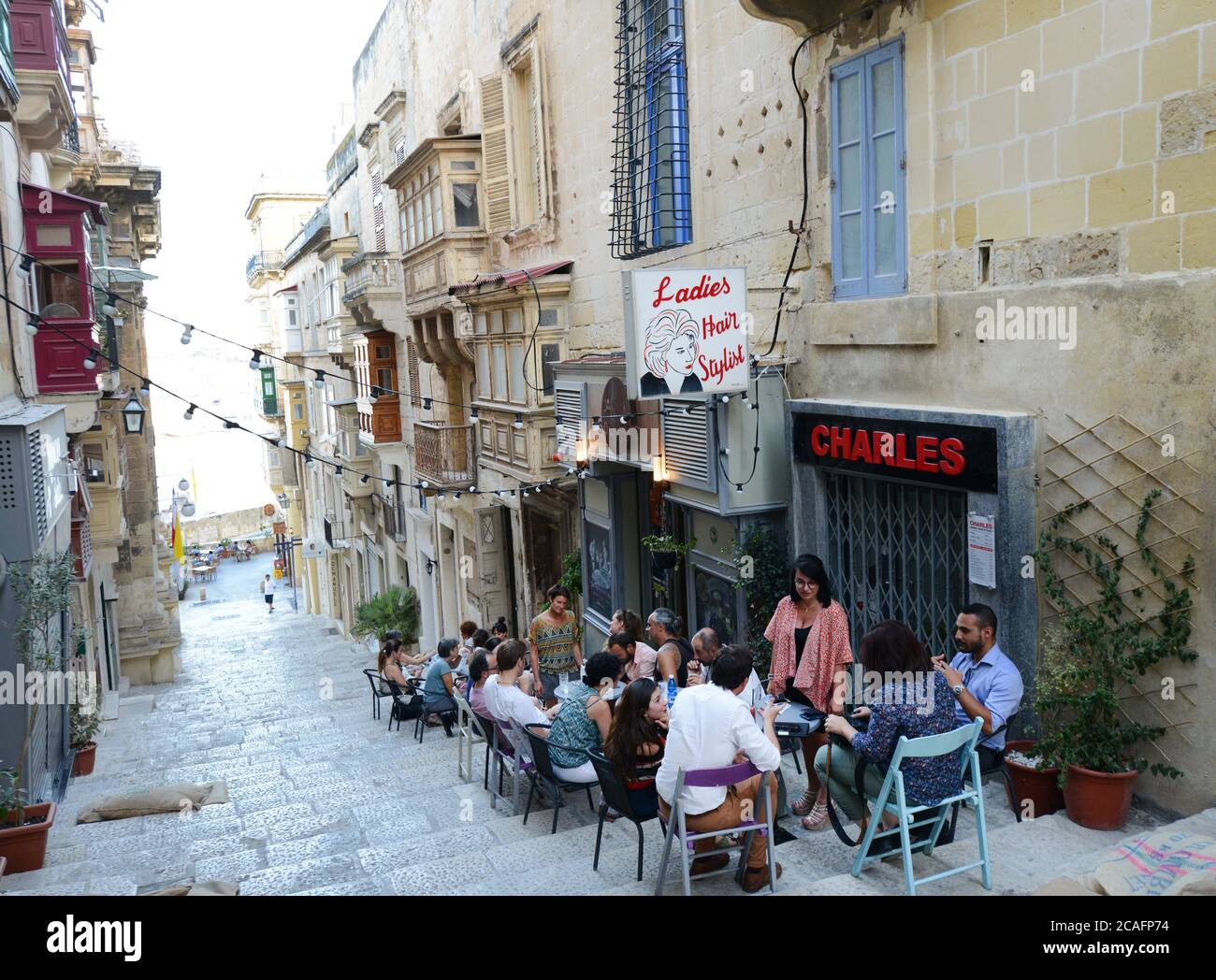 Cafe Society sul Triq San Gwann, nel vecchio al wn di la Valletta, Malta. Foto Stock