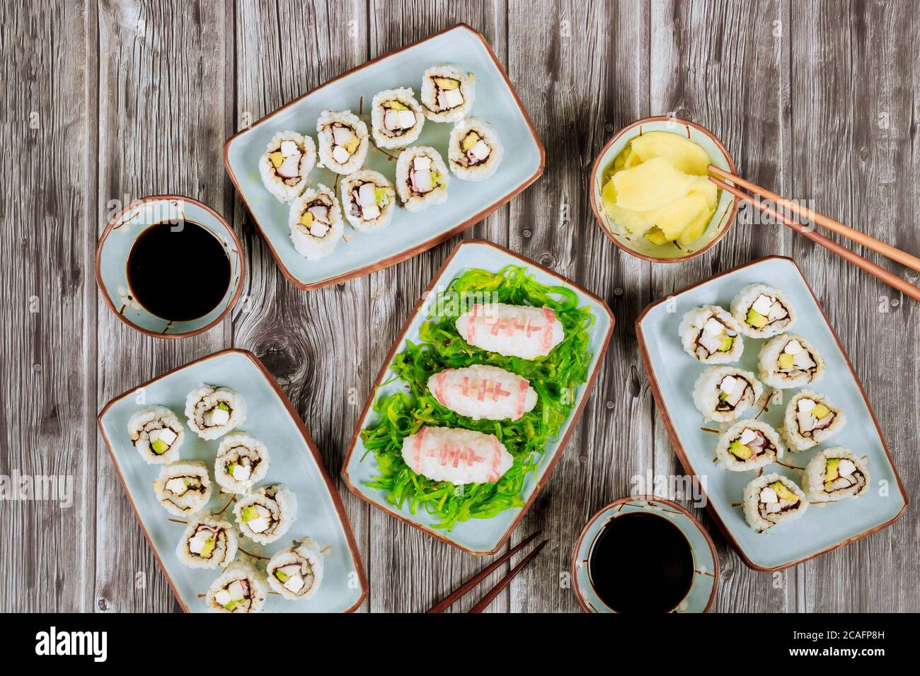 Pasto di ristorazione sushi roll per gli appassionati di calcio. Concetto di gioco di calcio americano. Foto Stock