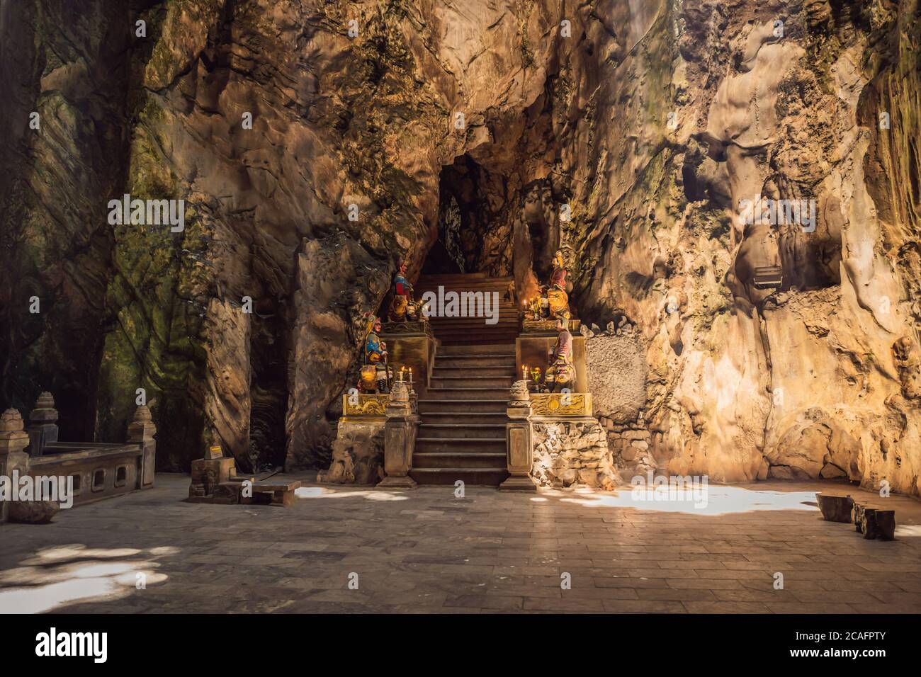 Huyen Khong grotta con i santuari, montagne di marmo, Vietnam Foto Stock