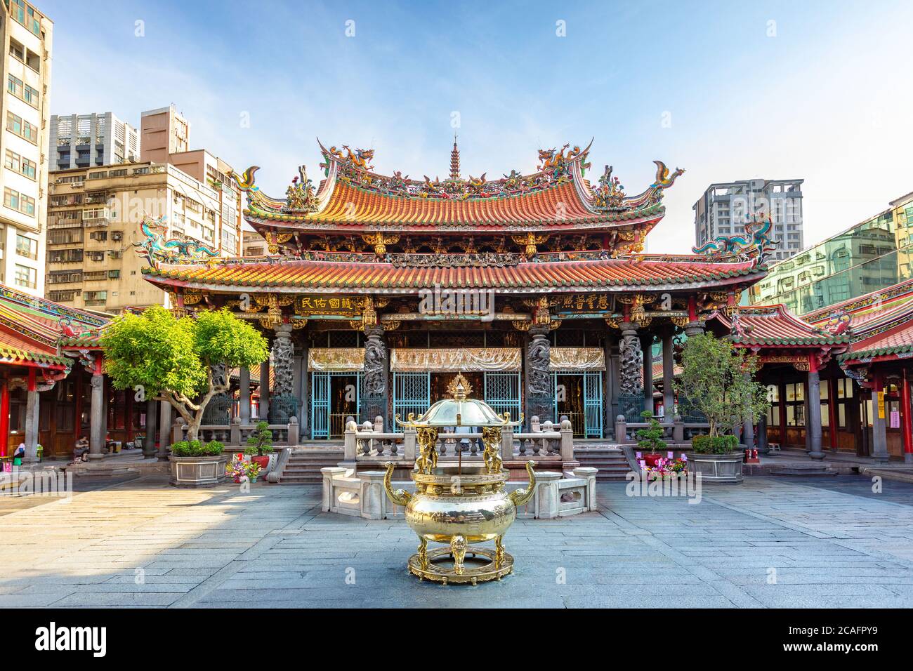 Tempio di Lungshan a Taipei, Taiwan. Il testo cinese è 'Protect the People', 'Grazia e fertilità' e 'Grazia illumina tutte le creature'. Il cinese t Foto Stock