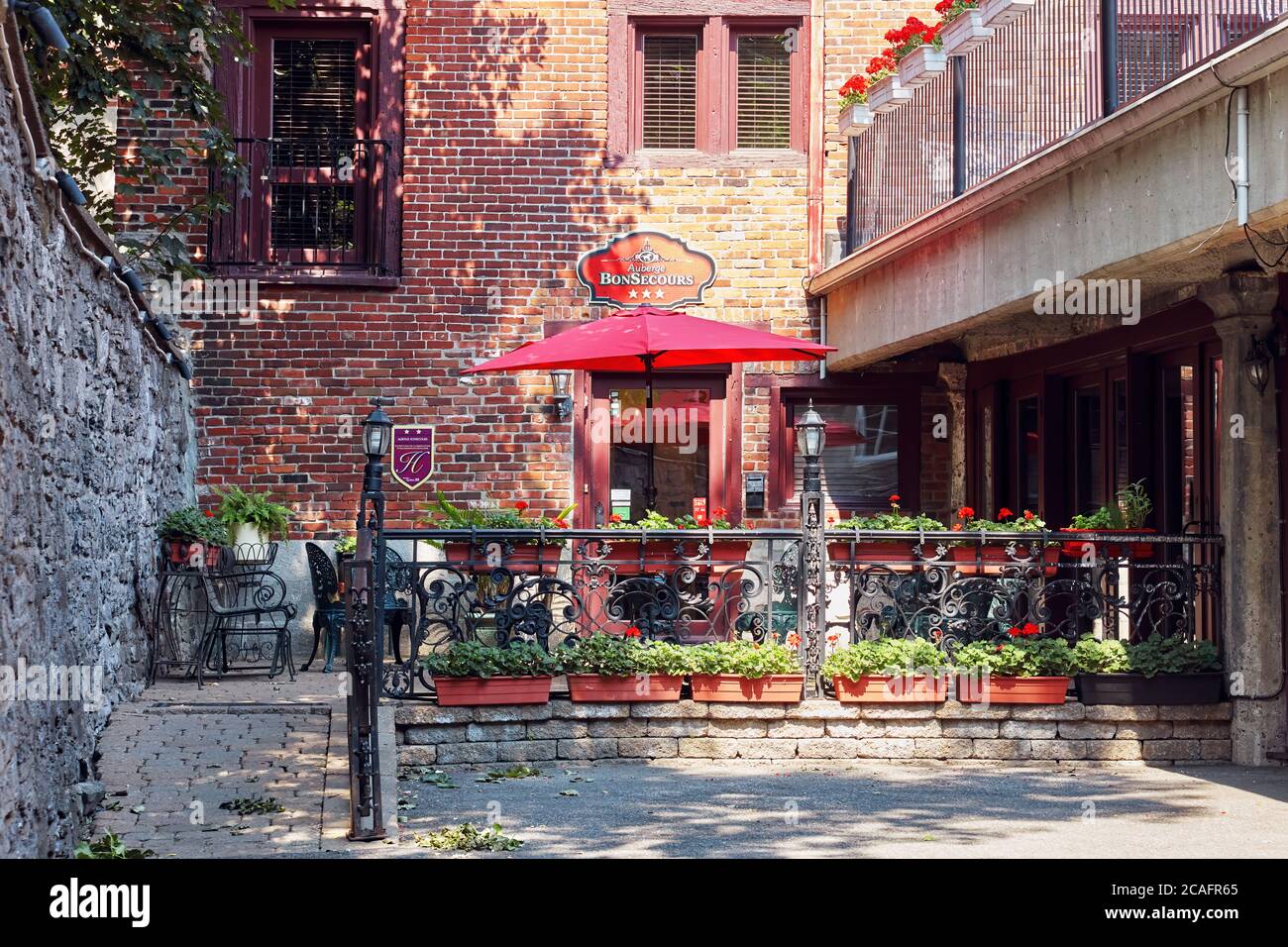 Montreal, Canada - Giugno, 2018: Edificio storico in mattoni di caffè o ristorante Bonsecours a Montreal, Quebec, Canada. Foto Stock