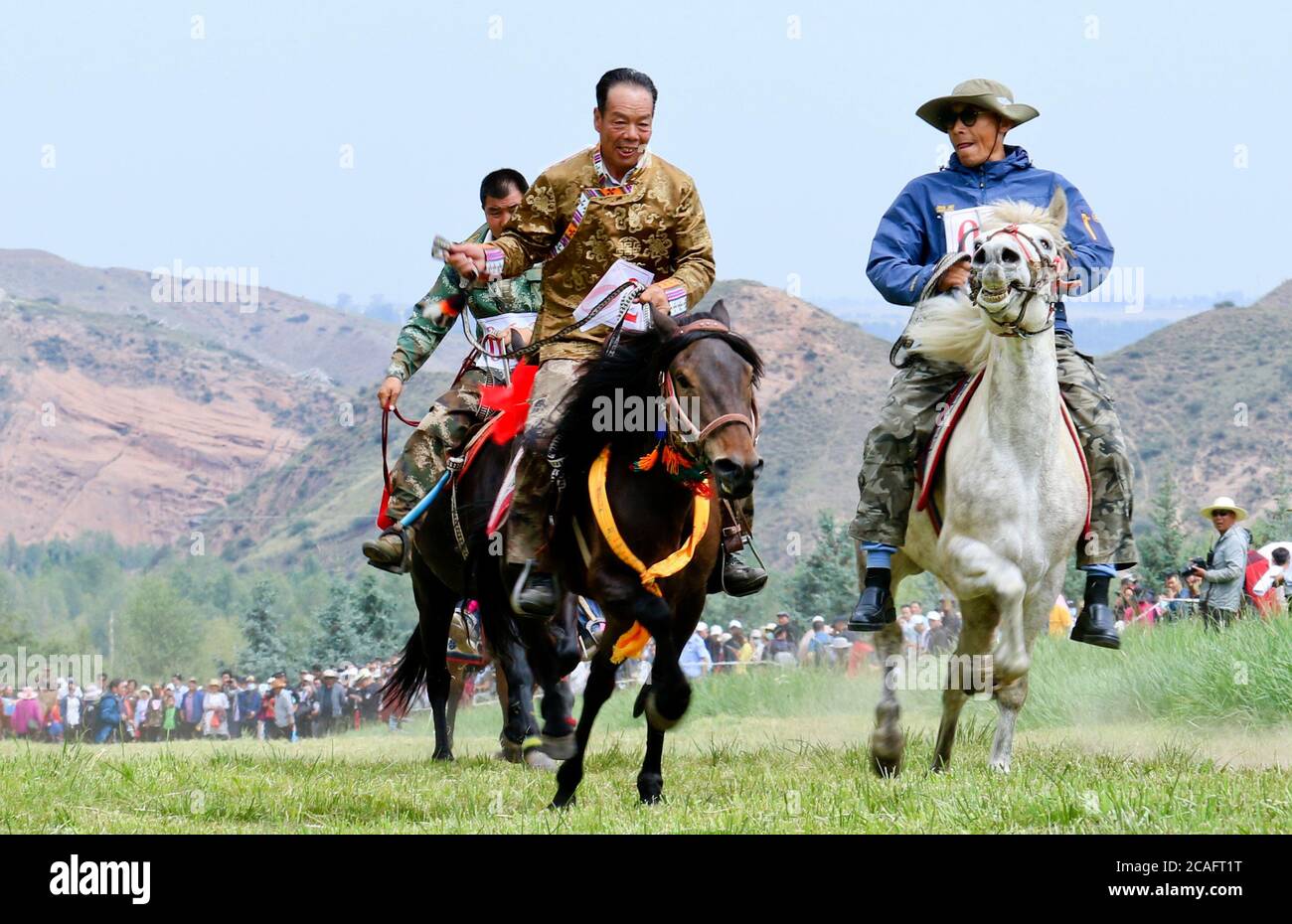 Zhangye, Zhangye, Cina. 7 agosto 2020. GansuÃ¯Â¼Å CINA-herders e cavalieri galoppo sulla prateria in Horseshoe Tibetan Township nella contea autonoma di Sunan Yugur di Zhangye City, nella provincia di Gansu della Cina nord-occidentale, 4 agosto 2020. Più di 3,000 turisti da Qinghai, Xinjiang e contee e città vicine sono attratti per vedere il project.on quel giorno, Più di 60 Riders dei gruppi etnici tibetani e Yugu hanno tenuto una corsa tradizionale sulle corse dei cavalli al Festival delle corse dei cavalli della città tibetana di Horseshoe nella contea autonoma di Sunan Yugu, nella città di Zhangye, nella provincia di Gansu. Si trova presso il Foto Stock