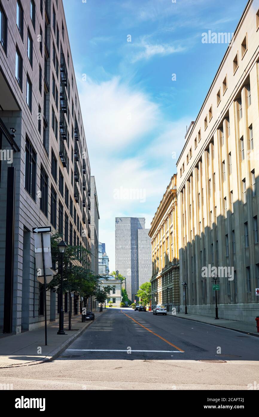 Strada desolata e edifici storici nel centro di Montreal, Quebec, Canada. Foto Stock