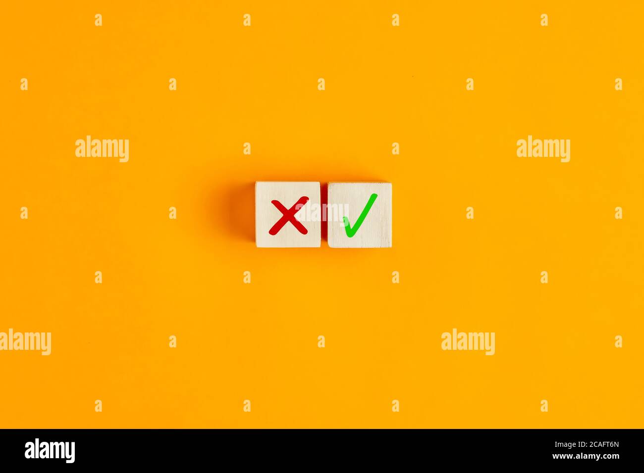 Segno di spunta e segno di croce x su cubi di legno. Concetto di decisione positiva o negativa o scelta di approvazione o rifiuto. Foto Stock