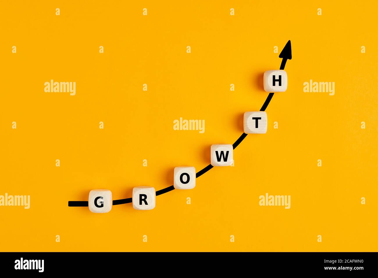 Concetto di crescita finanziaria o commerciale con lettere di testo su legno blocchi con un grafico a freccia ascendente Foto Stock