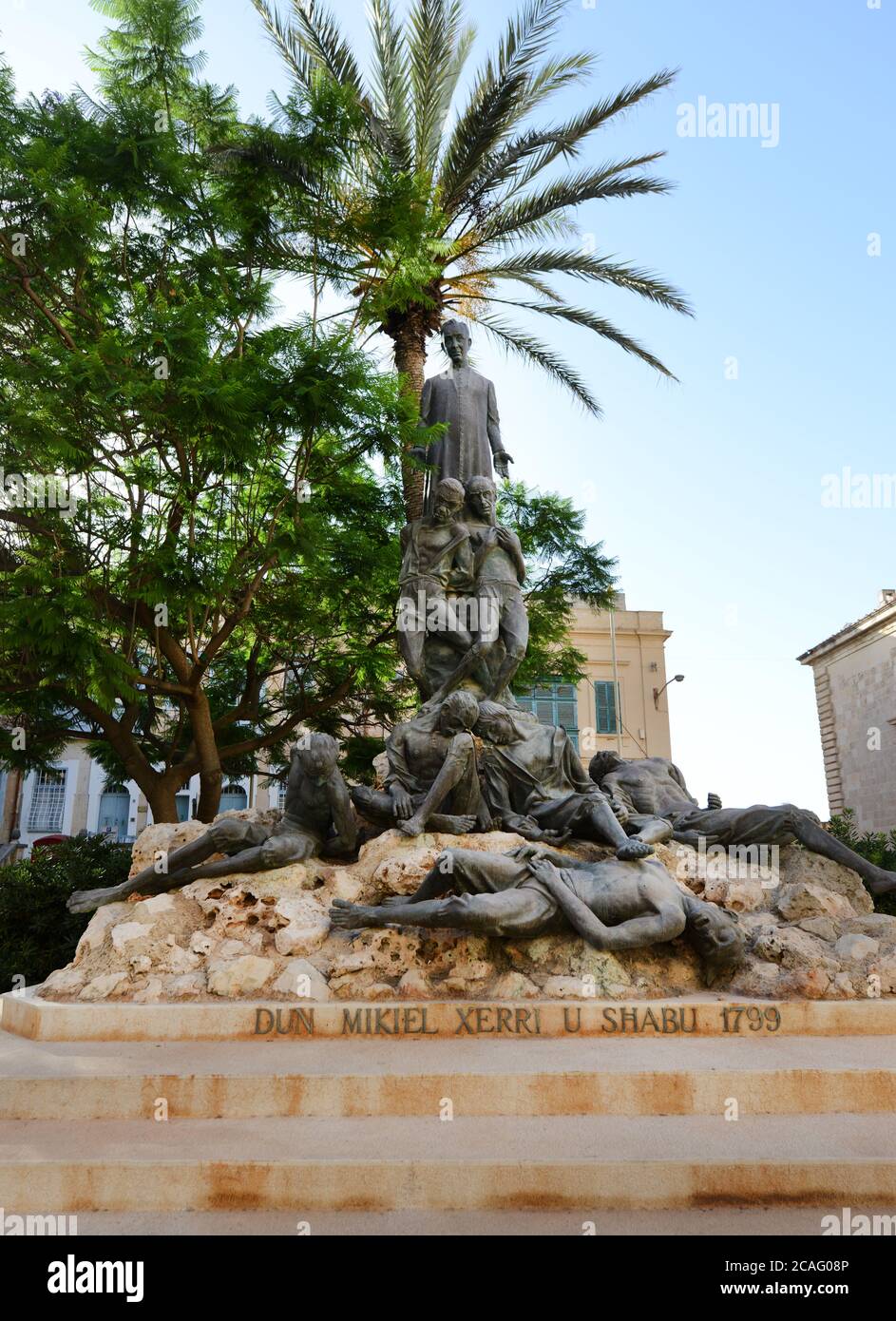 Monumento a Dun Mikiel Xerri, patriota maltese C18, dello scultore Anton Agius. Situato sotto una grande palma in Piazza Indipendenza, la Valletta Foto Stock