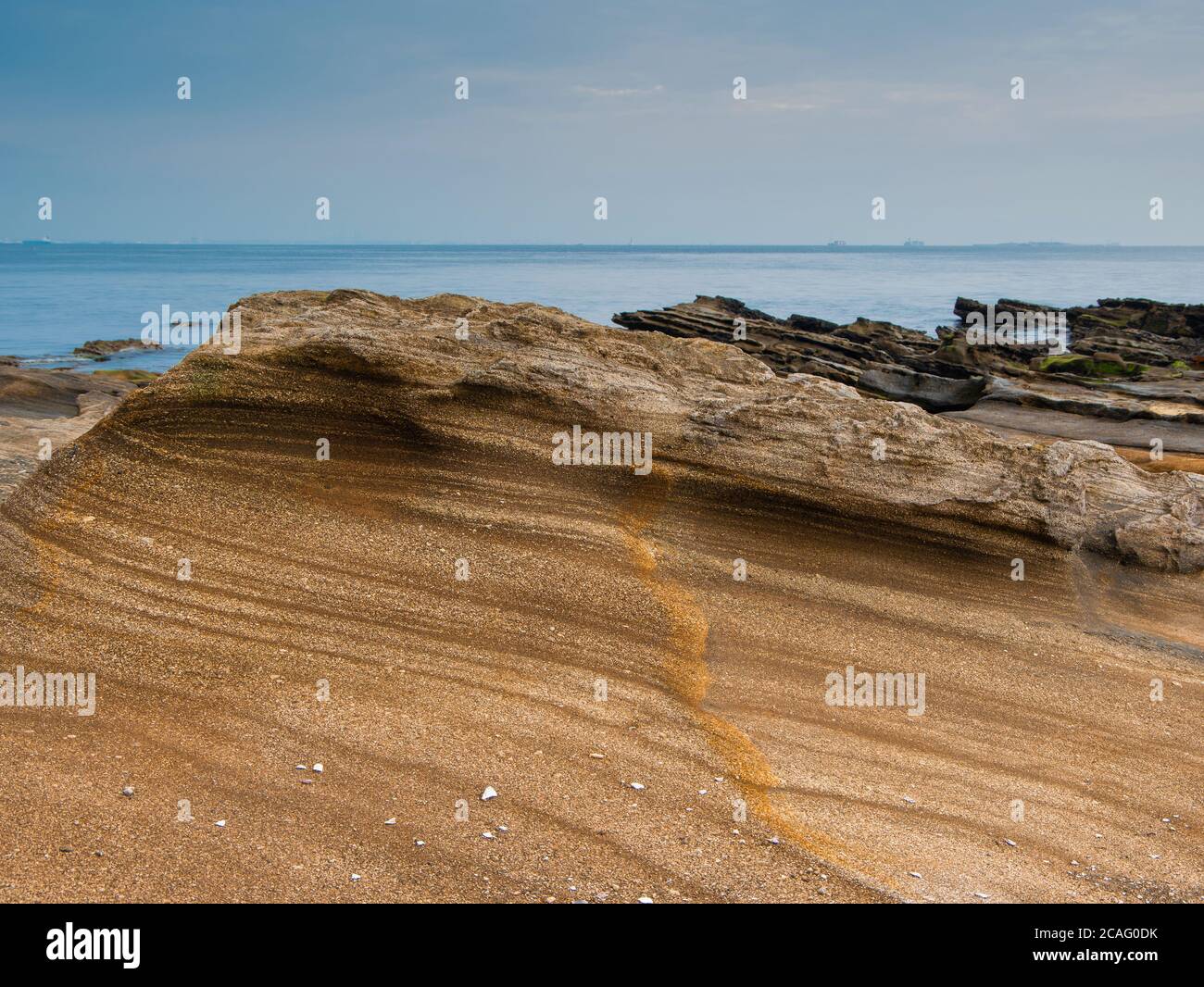 Questa pietra arenaria faceva parte di uno strato formatosi su un fondo marino profondo milioni di anni fa, raggiungendo la superficie solo circa 500,000 yea Foto Stock