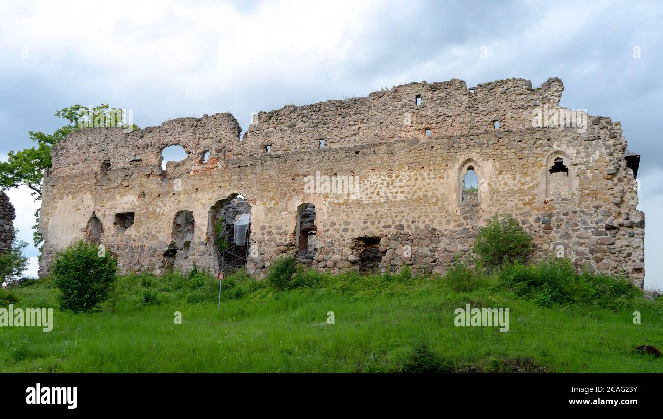 Rovine del castello medievale in Lettonia Rauna. Vecchio muro di mattoni di Stoune del castello di Raunas dove era arcivescovo vivente nel Medio Evo in Lettonia. Foto Stock