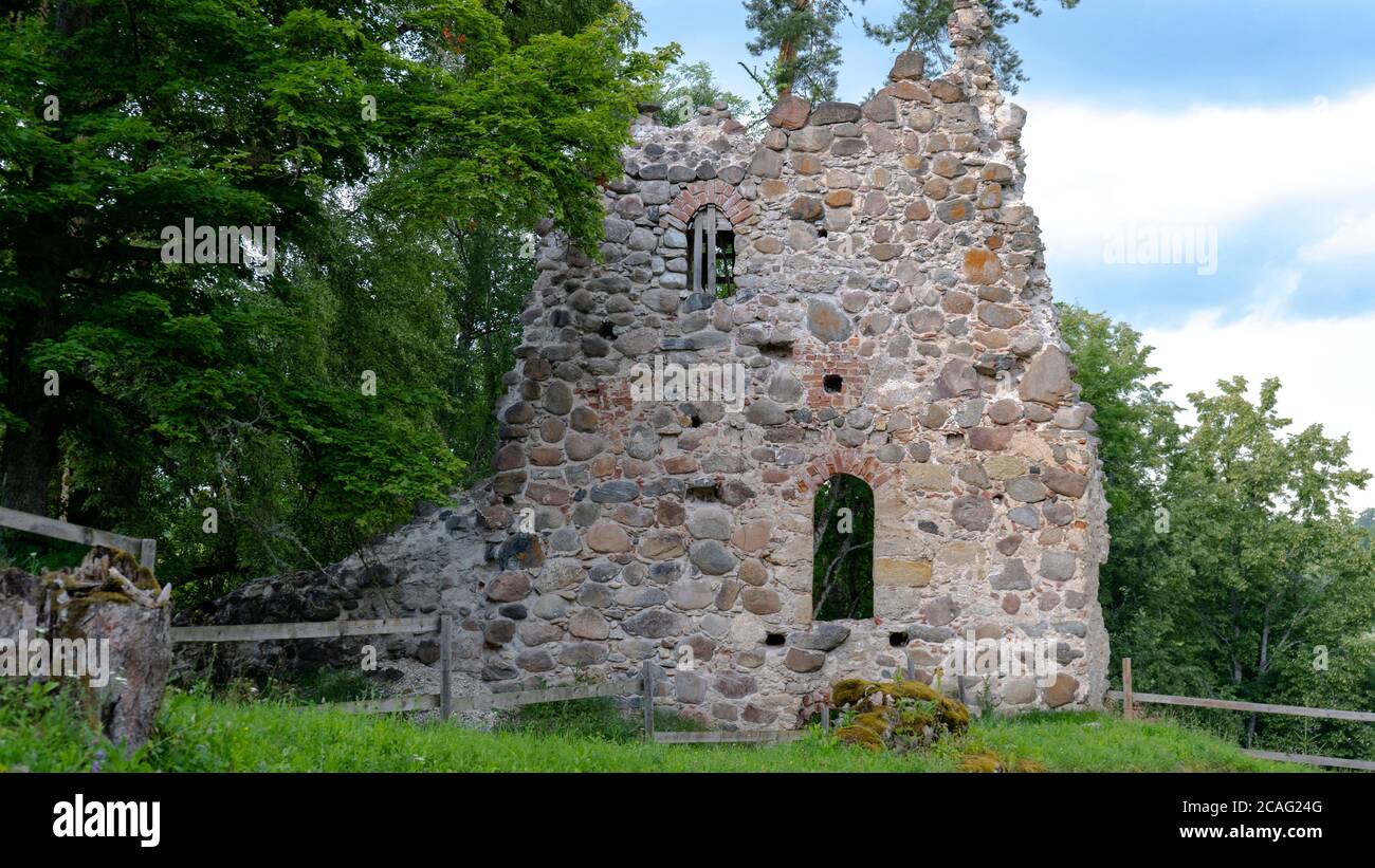 Rovine del castello medievale in Lettonia Rauna. Vecchio muro di mattoni di Stoune del castello di Raunas dove era arcivescovo vivente nel Medio Evo in Lettonia. Foto Stock