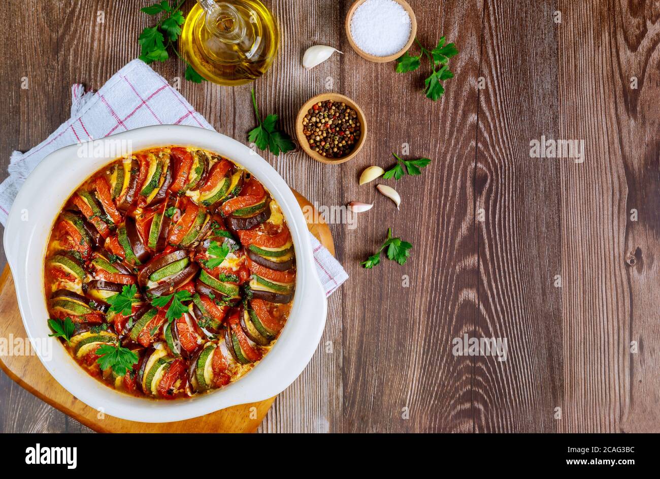 Ratatouille di verdure cotte al forno con mozzarella in padella bianca.  Piatto francese Foto stock - Alamy