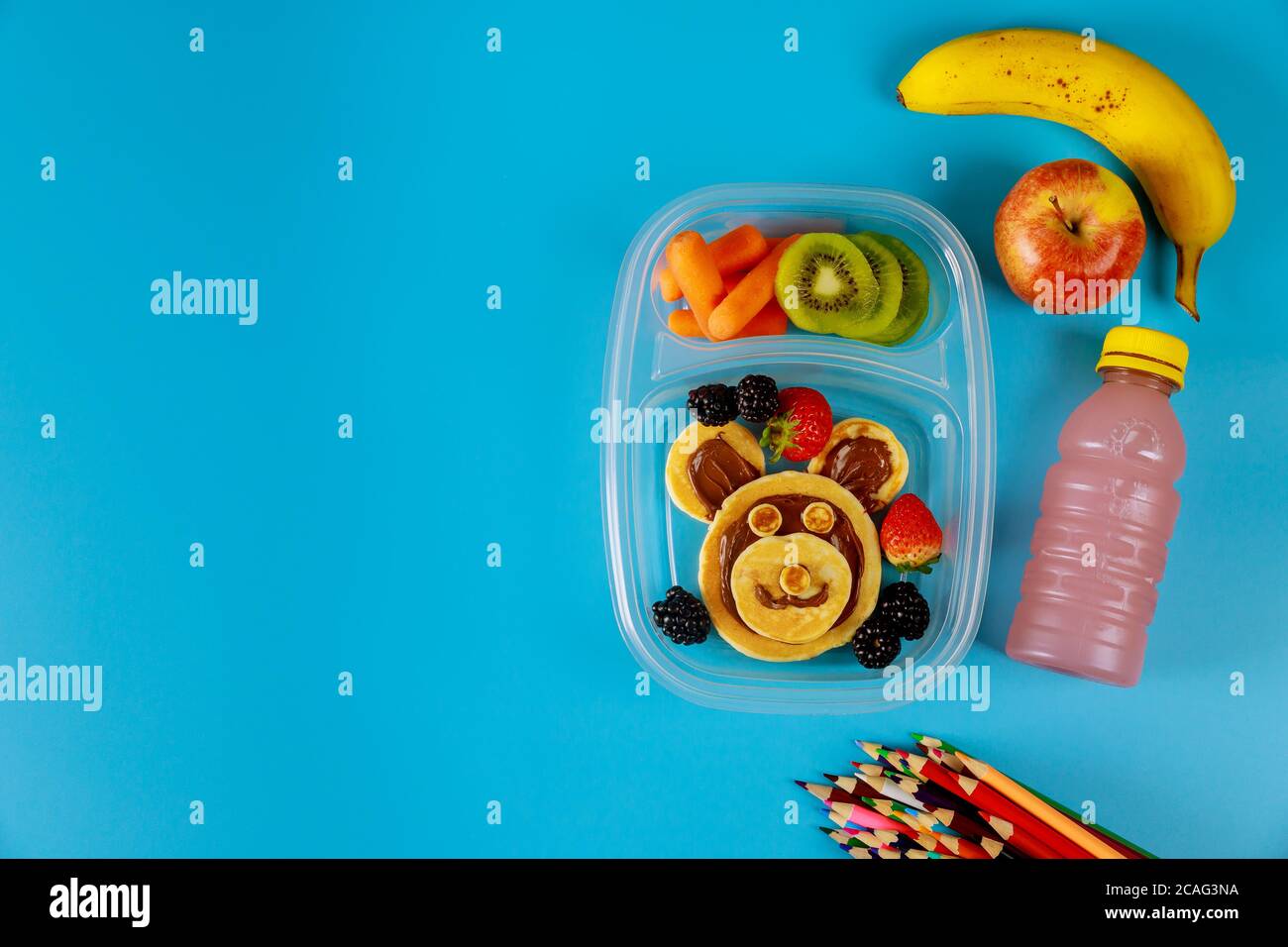 Pranzo al sacco sano con frittelle e nocciole spalmate, frutta e verdura. Concetto di ritorno a scuola. Foto Stock