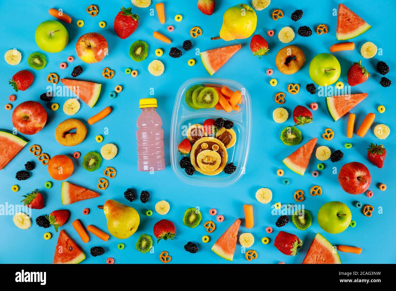 Concetto di cibo sano per i bambini. Frutta e verdura con buffo orso fatto da frittelle. Foto Stock