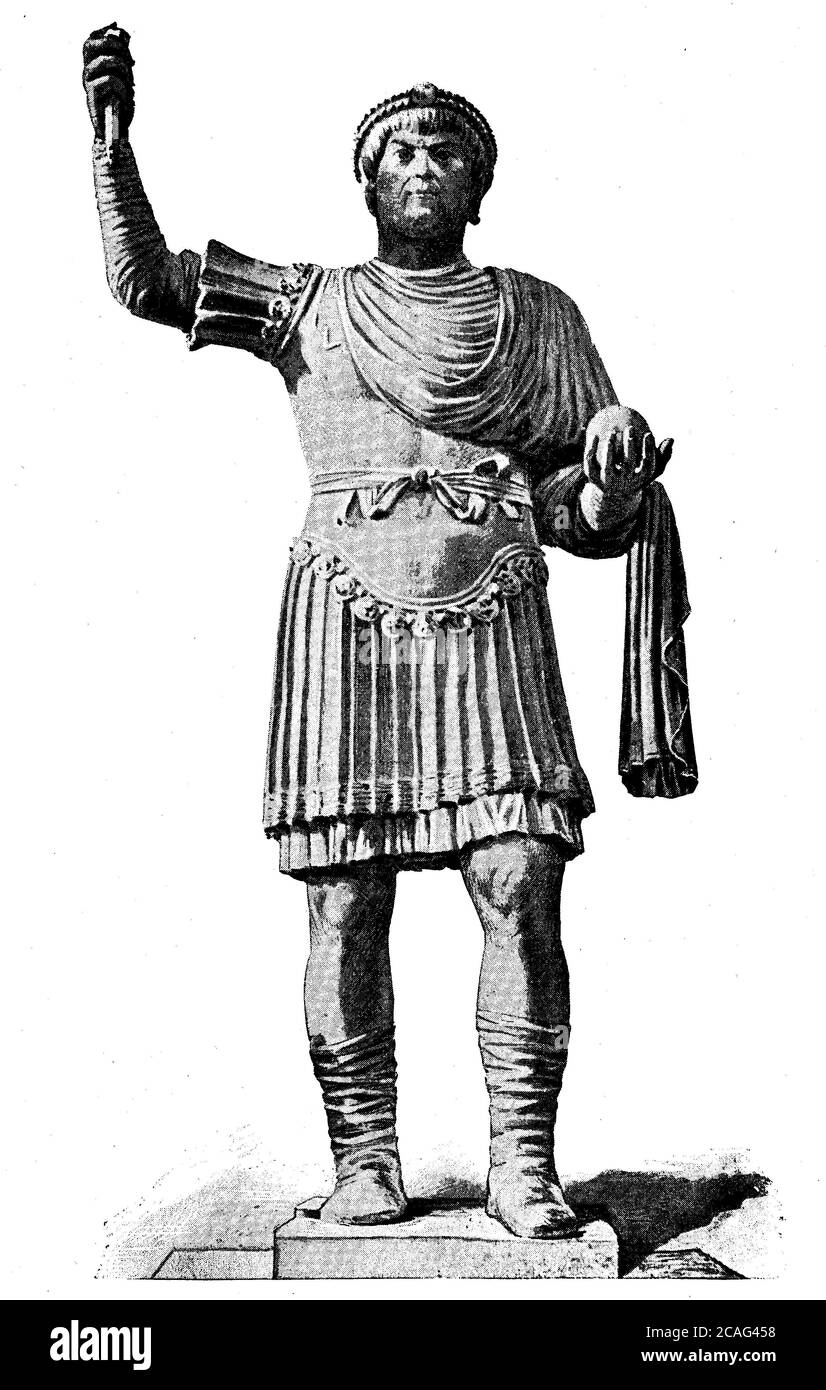 Il colosso bronzeo di Barletta, che fu aggiunto più tardi con croce mancante, in Puglia, Italia. La statura dei carri armati alta 5 m si trova dalla metà del XIV secolo nella piazza del porto, forse l'imperatore Teodosio / Der Bronzekoloss von Barletta, mit fehlendem Kreuz das spaeter wieder angefuegt wurde, ad Apulien, Italien. Die 5 m hohe Panzerstatur steht seit Mitte des 14. Jahrhunderts auf der Piazza am Hafen, moeglicherweise Kaiser Theodosius, Historisch, storico, digitale riproduzione migliorata di un originale del 19 ° secolo / digitale Reproduktion einer Originalvollage au Foto Stock