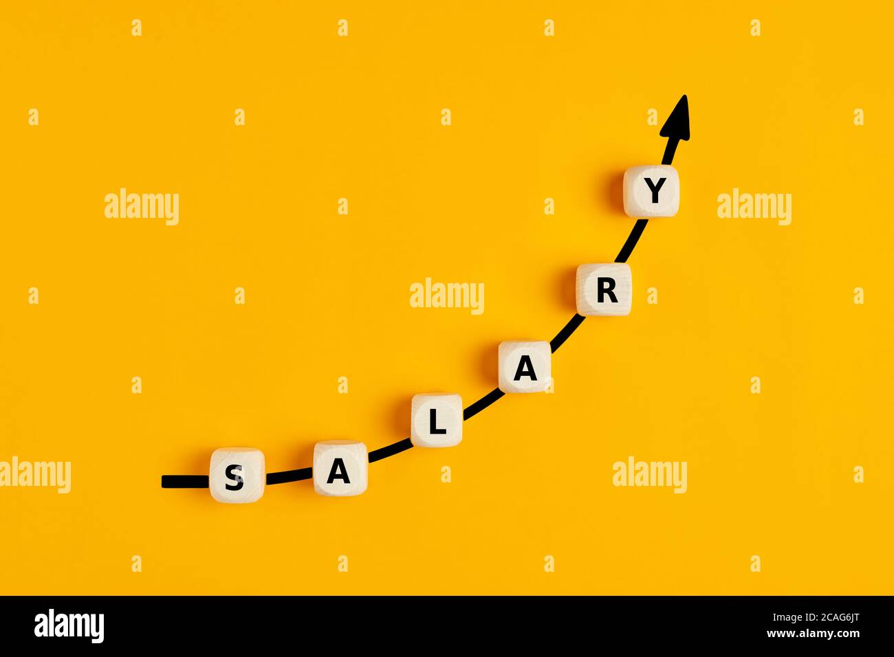 Aumento di stipendio o aumento di salario concetto con la parola stipendio scritto su blocchi di legno con un grafico a freccia ascendente Foto Stock