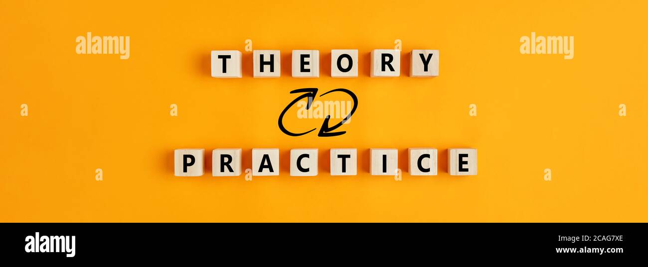 Concetto di teoria e pratica relazione o connessione. Blocchi di legno con le parole teoria e pratica su sfondo giallo. Foto Stock