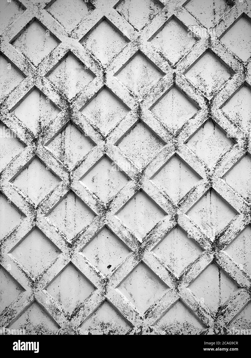 vecchia parete in cemento con motivo a diamante goffrato Foto Stock