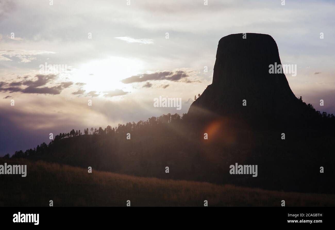 Silhouette of Devils Tower (Wyoming) Foto Stock