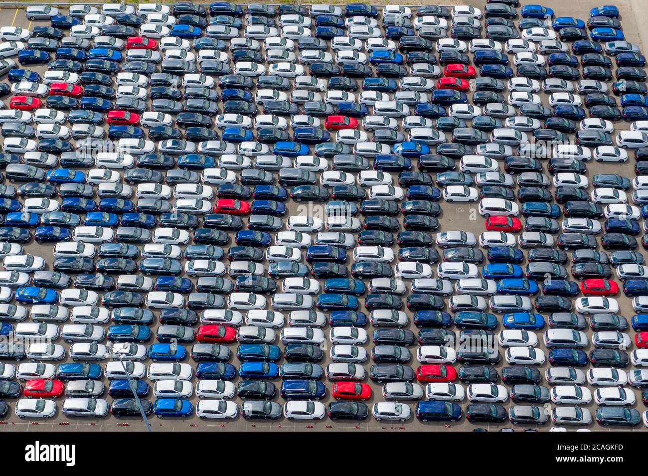 La foto del 2 agosto 2020 mostra le nuove automobili che sono immagazzinate in Corby, Northamptonshire, prima che vadano agli showroom. È stato annunciato oggi (5 agosto) che le nuove immatricolazioni di auto nel Regno Unito sono salite per la prima volta quest'anno. Secondo i dati pubblicati oggi dalla Society of Motor Manufacturers and Traders (SMMT), le nuove immatricolazioni di automobili nel Regno Unito sono aumentate per la prima volta quest'anno del 11.3% in luglio. Circa 174,887 automobili sono state registrate nel luglio 2020 come concessionari in tutto il Regno Unito aperto per il loro primo mese di negoziazione da febbraio. Ciò rappresenta un miglioramento significativo dello stesso mese scorso Foto Stock