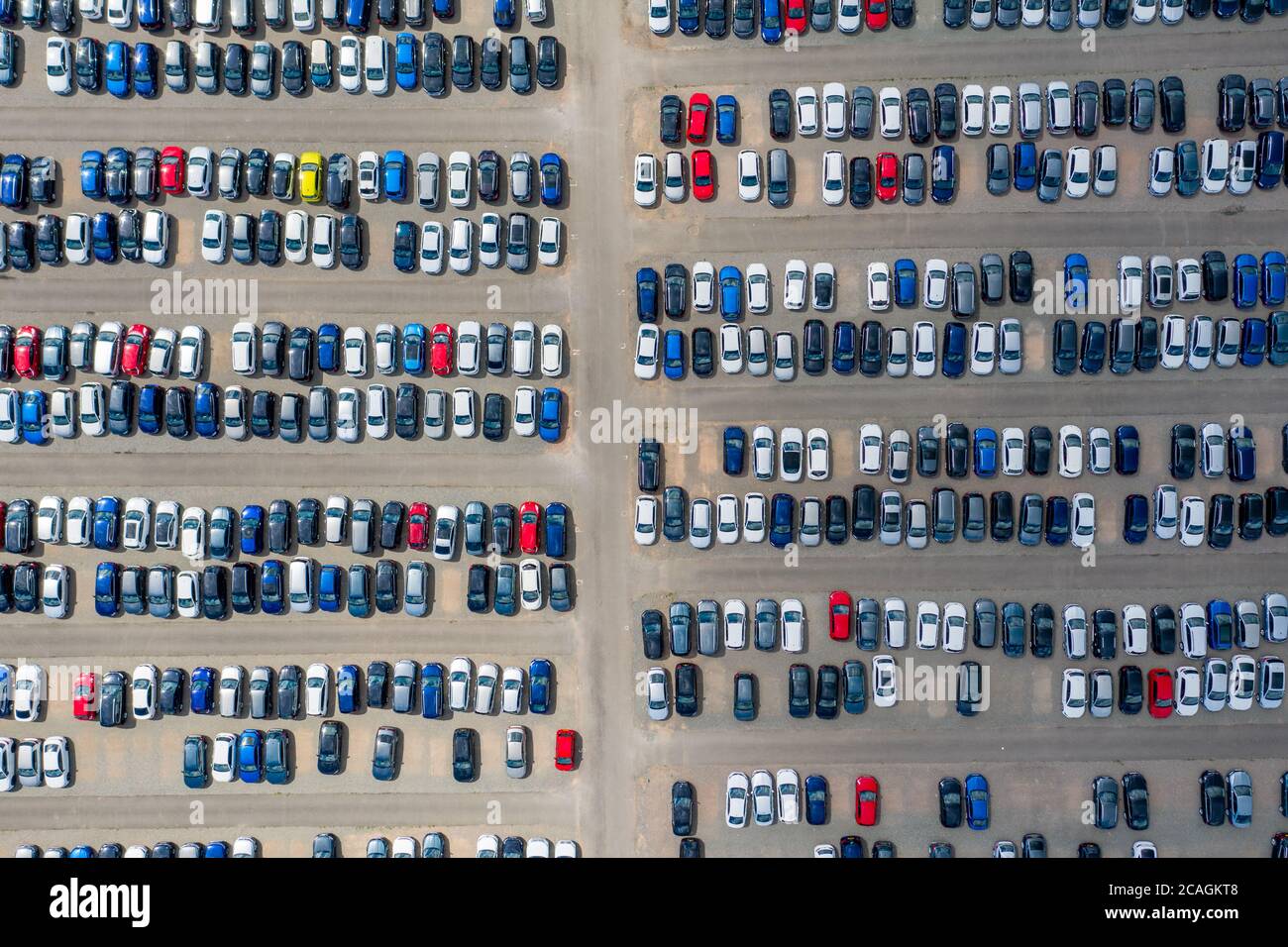 La foto del 2 agosto 2020 mostra le nuove automobili che sono immagazzinate in Corby, Northamptonshire, prima che vadano agli showroom. È stato annunciato oggi (5 agosto) che le nuove immatricolazioni di auto nel Regno Unito sono salite per la prima volta quest'anno. Secondo i dati pubblicati oggi dalla Society of Motor Manufacturers and Traders (SMMT), le nuove immatricolazioni di automobili nel Regno Unito sono aumentate per la prima volta quest'anno del 11.3% in luglio. Circa 174,887 automobili sono state registrate nel luglio 2020 come concessionari in tutto il Regno Unito aperto per il loro primo mese di negoziazione da febbraio. Ciò rappresenta un miglioramento significativo dello stesso mese scorso Foto Stock