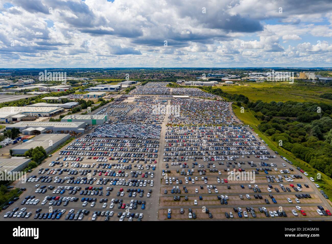 La foto del 2 agosto 2020 mostra le nuove automobili che sono immagazzinate in Corby, Northamptonshire, prima che vadano agli showroom. È stato annunciato oggi (5 agosto) che le nuove immatricolazioni di auto nel Regno Unito sono salite per la prima volta quest'anno. Secondo i dati pubblicati oggi dalla Society of Motor Manufacturers and Traders (SMMT), le nuove immatricolazioni di automobili nel Regno Unito sono aumentate per la prima volta quest'anno del 11.3% in luglio. Circa 174,887 automobili sono state registrate nel luglio 2020 come concessionari in tutto il Regno Unito aperto per il loro primo mese di negoziazione da febbraio. Ciò rappresenta un miglioramento significativo dello stesso mese scorso Foto Stock