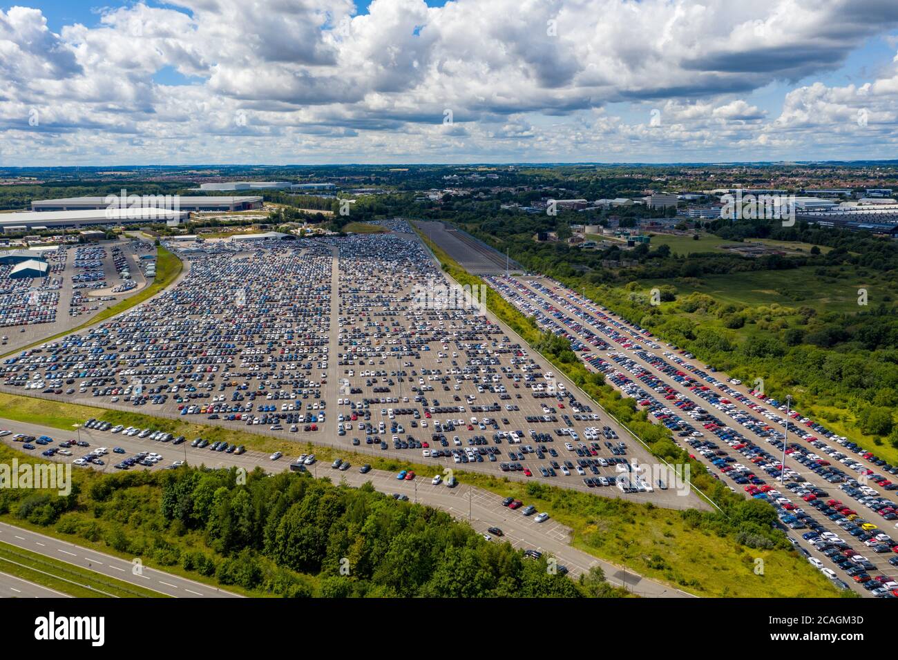 La foto del 2 agosto 2020 mostra le nuove automobili che sono immagazzinate in Corby, Northamptonshire, prima che vadano agli showroom. È stato annunciato oggi (5 agosto) che le nuove immatricolazioni di auto nel Regno Unito sono salite per la prima volta quest'anno. Secondo i dati pubblicati oggi dalla Society of Motor Manufacturers and Traders (SMMT), le nuove immatricolazioni di automobili nel Regno Unito sono aumentate per la prima volta quest'anno del 11.3% in luglio. Circa 174,887 automobili sono state registrate nel luglio 2020 come concessionari in tutto il Regno Unito aperto per il loro primo mese di negoziazione da febbraio. Ciò rappresenta un miglioramento significativo dello stesso mese scorso Foto Stock
