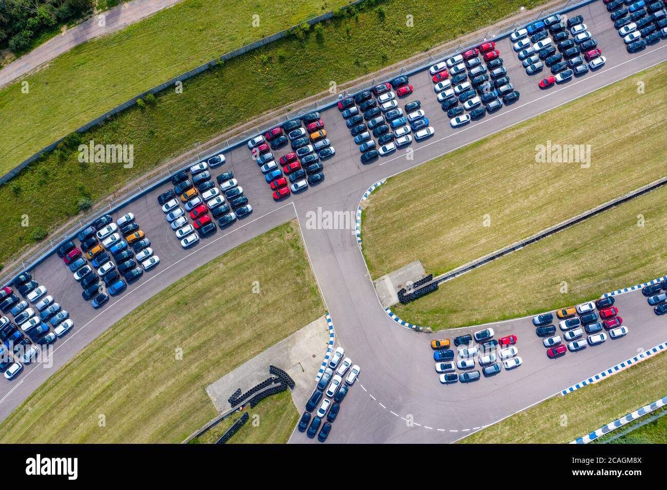 La foto del 2 agosto 2020 mostra le nuove automobili che sono state immagazzinate presso l'ex circuito di Rockingham Motor Speedway a Corby, Northamptonshire, prima di andare agli showroom. È stato annunciato oggi (5 agosto) che le nuove immatricolazioni di auto nel Regno Unito sono salite per la prima volta quest'anno. Secondo i dati pubblicati oggi dalla Society of Motor Manufacturers and Traders (SMMT), le nuove immatricolazioni di automobili nel Regno Unito sono aumentate per la prima volta quest'anno del 11.3% in luglio. Circa 174,887 automobili sono state registrate nel luglio 2020 come concessionari in tutto il Regno Unito aperto per il loro primo mese di negoziazione da febbraio. Ciò rappresenta un Foto Stock