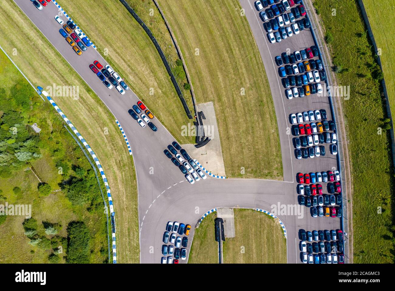 La foto del 2 agosto 2020 mostra le nuove automobili che sono state immagazzinate presso l'ex circuito di Rockingham Motor Speedway a Corby, Northamptonshire, prima di andare agli showroom. È stato annunciato oggi (5 agosto) che le nuove immatricolazioni di auto nel Regno Unito sono salite per la prima volta quest'anno. Secondo i dati pubblicati oggi dalla Society of Motor Manufacturers and Traders (SMMT), le nuove immatricolazioni di automobili nel Regno Unito sono aumentate per la prima volta quest'anno del 11.3% in luglio. Circa 174,887 automobili sono state registrate nel luglio 2020 come concessionari in tutto il Regno Unito aperto per il loro primo mese di negoziazione da febbraio. Ciò rappresenta un Foto Stock