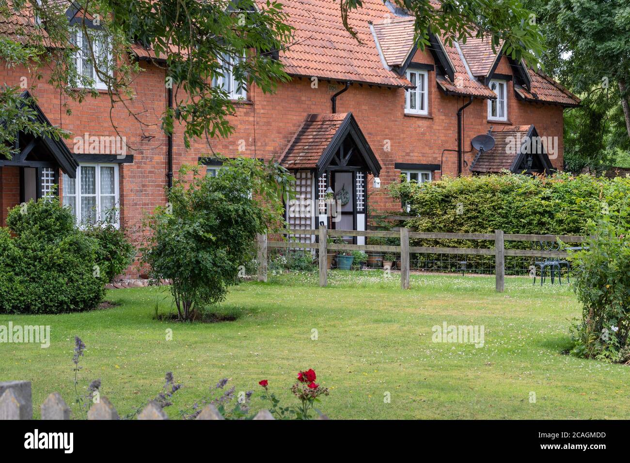 Case di proprietà nel villaggio di Castle Ashby, Northamptonshire, Inghilterra, Regno Unito Foto Stock