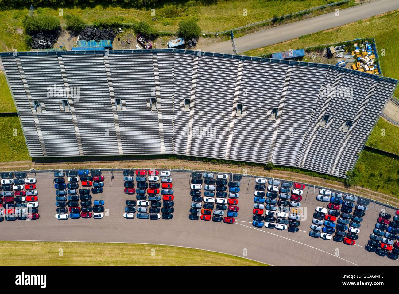 La foto del 2 agosto 2020 mostra le nuove automobili che sono state immagazzinate presso l'ex circuito di Rockingham Motor Speedway a Corby, Northamptonshire, prima di andare agli showroom. È stato annunciato oggi (5 agosto) che le nuove immatricolazioni di auto nel Regno Unito sono salite per la prima volta quest'anno. Secondo i dati pubblicati oggi dalla Society of Motor Manufacturers and Traders (SMMT), le nuove immatricolazioni di automobili nel Regno Unito sono aumentate per la prima volta quest'anno del 11.3% in luglio. Circa 174,887 automobili sono state registrate nel luglio 2020 come concessionari in tutto il Regno Unito aperto per il loro primo mese di negoziazione da febbraio. Ciò rappresenta un Foto Stock