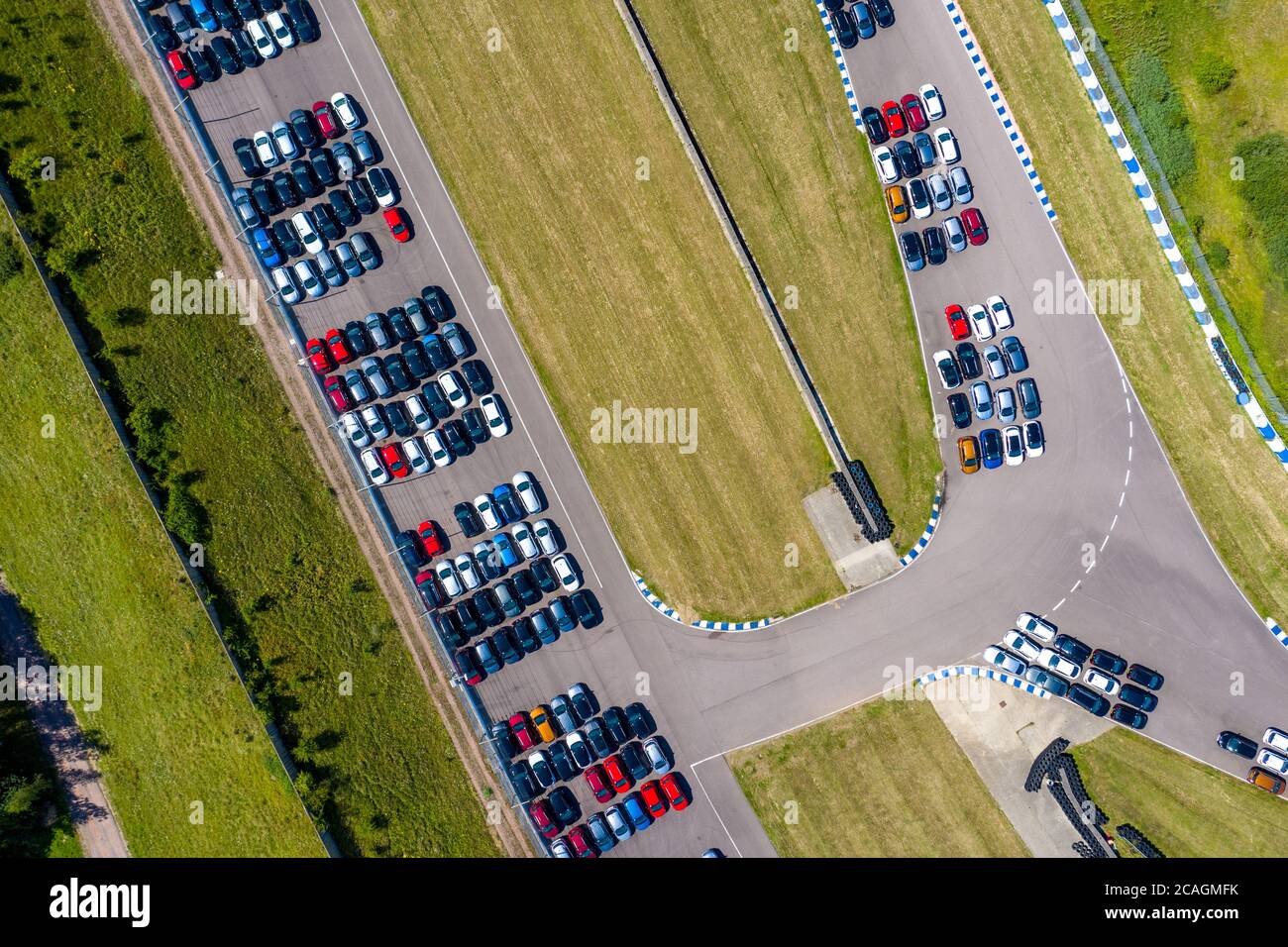 La foto del 2 agosto 2020 mostra le nuove automobili che sono state immagazzinate presso l'ex circuito di Rockingham Motor Speedway a Corby, Northamptonshire, prima di andare agli showroom. È stato annunciato oggi (5 agosto) che le nuove immatricolazioni di auto nel Regno Unito sono salite per la prima volta quest'anno. Secondo i dati pubblicati oggi dalla Society of Motor Manufacturers and Traders (SMMT), le nuove immatricolazioni di automobili nel Regno Unito sono aumentate per la prima volta quest'anno del 11.3% in luglio. Circa 174,887 automobili sono state registrate nel luglio 2020 come concessionari in tutto il Regno Unito aperto per il loro primo mese di negoziazione da febbraio. Ciò rappresenta un Foto Stock