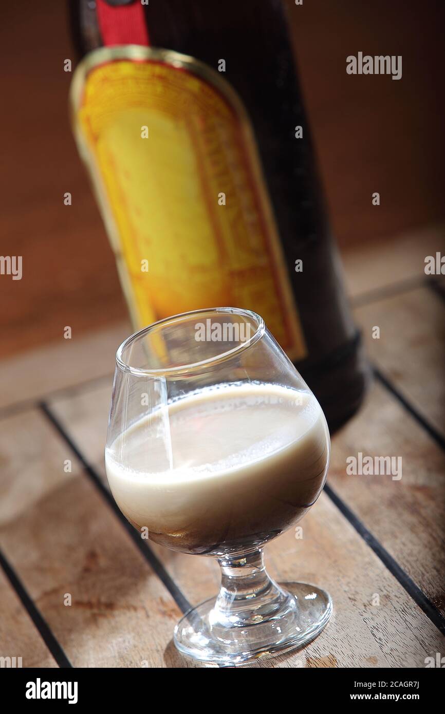 Immagine verticale di un cocktail russo bianco in un vecchio stile vetro Foto Stock