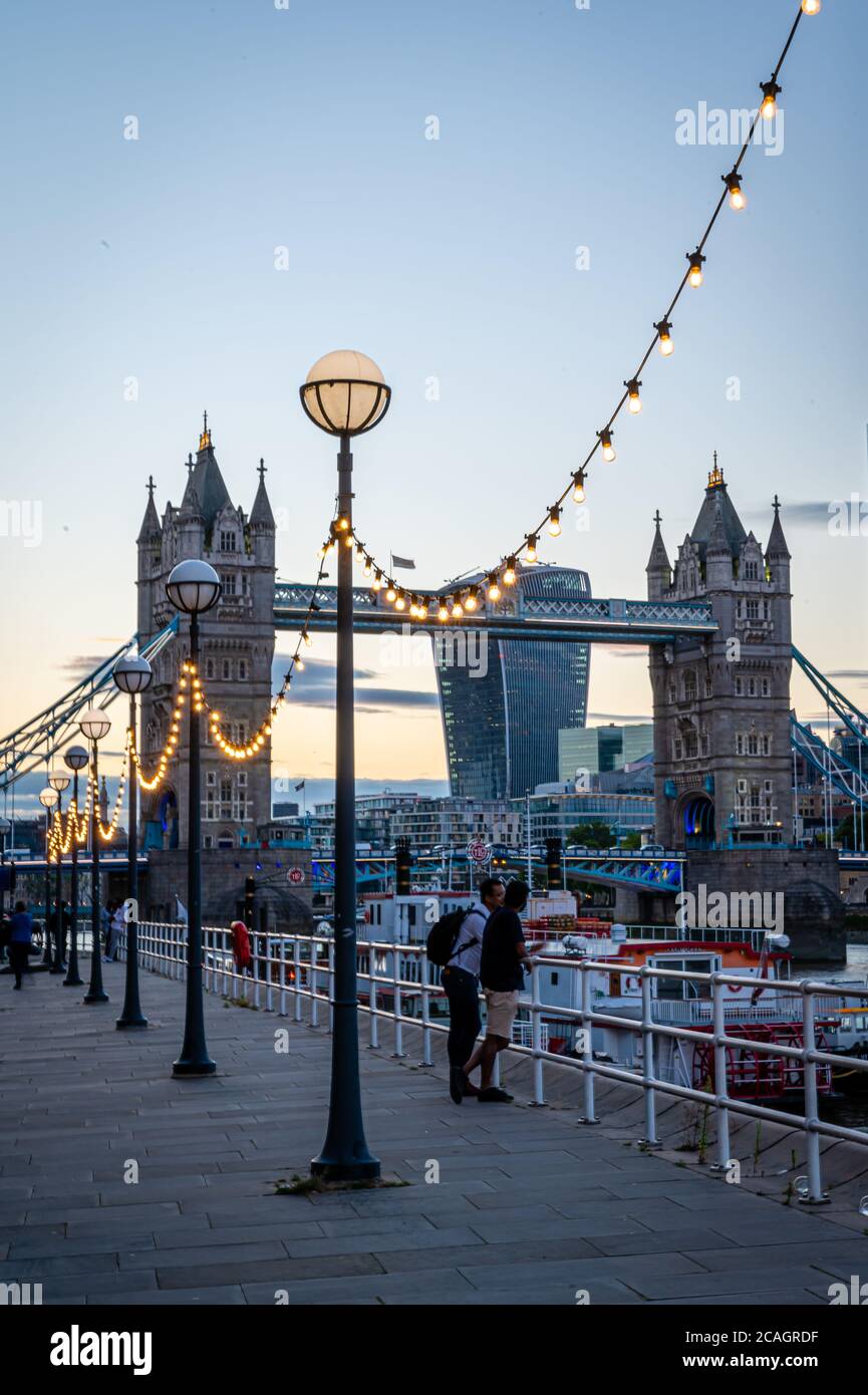 Coppia con vista sul fiume, lungo il fiume da Tower Bridge, Butlers Wharf, Londra Foto Stock