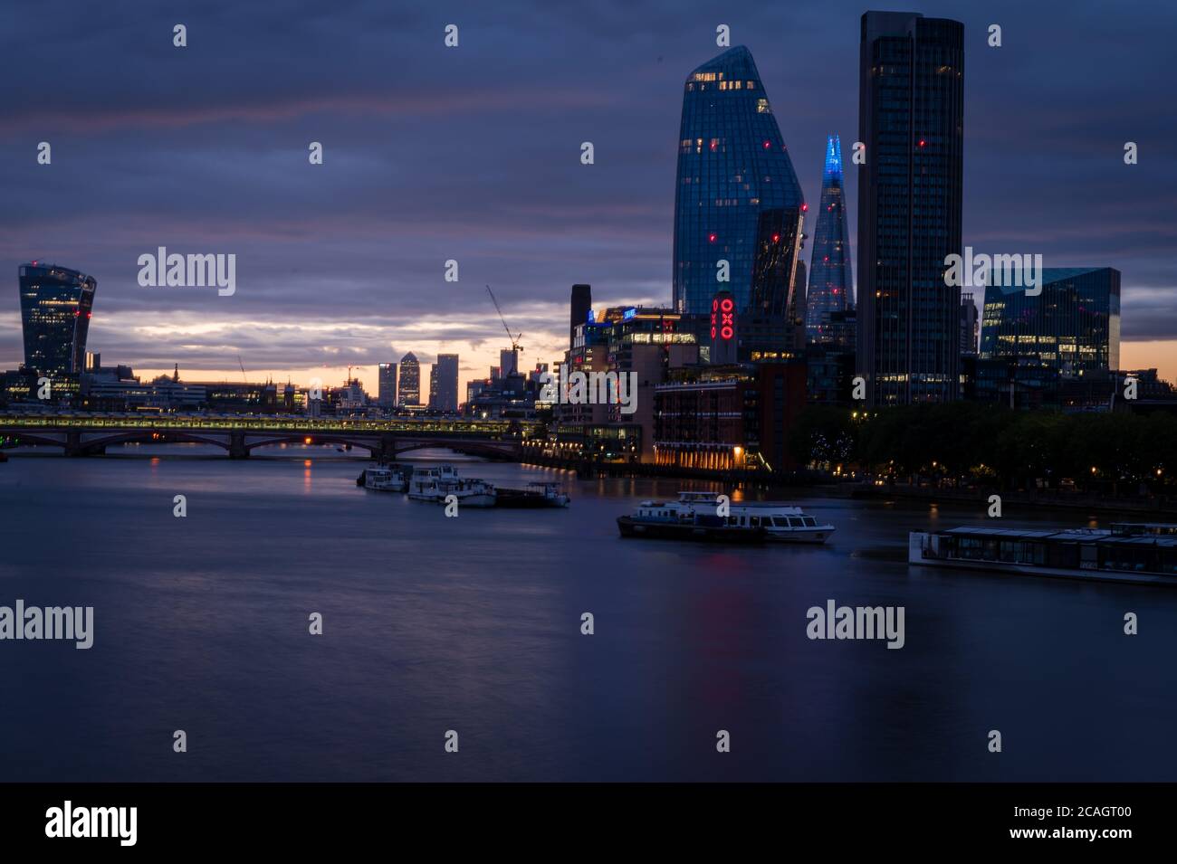 Londra all'alba con lo Shard in vista, Londra Foto Stock