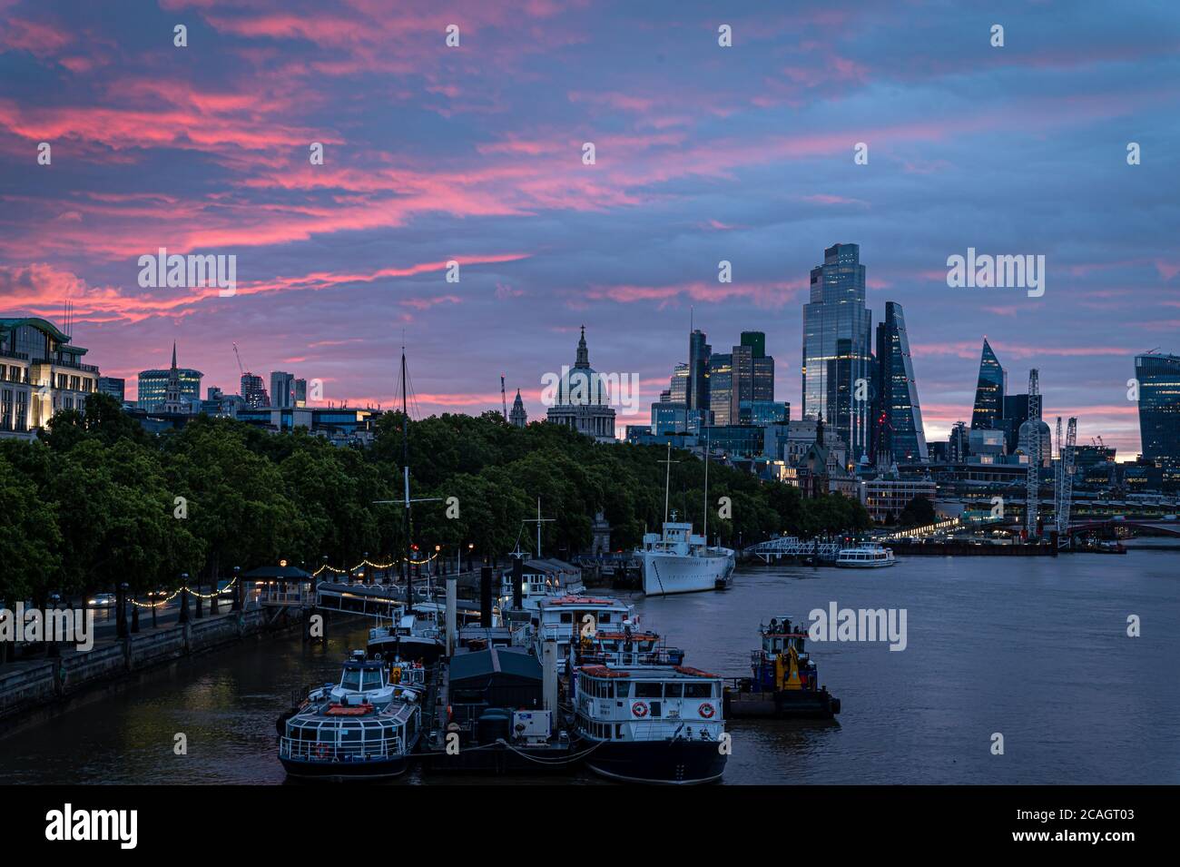 Alba nel centro di Londra, con il sole appena apparso, Londra Foto Stock