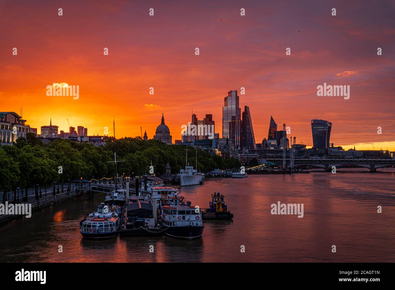 Alba nel centro di Londra, con il sole appena apparso, Londra Foto Stock