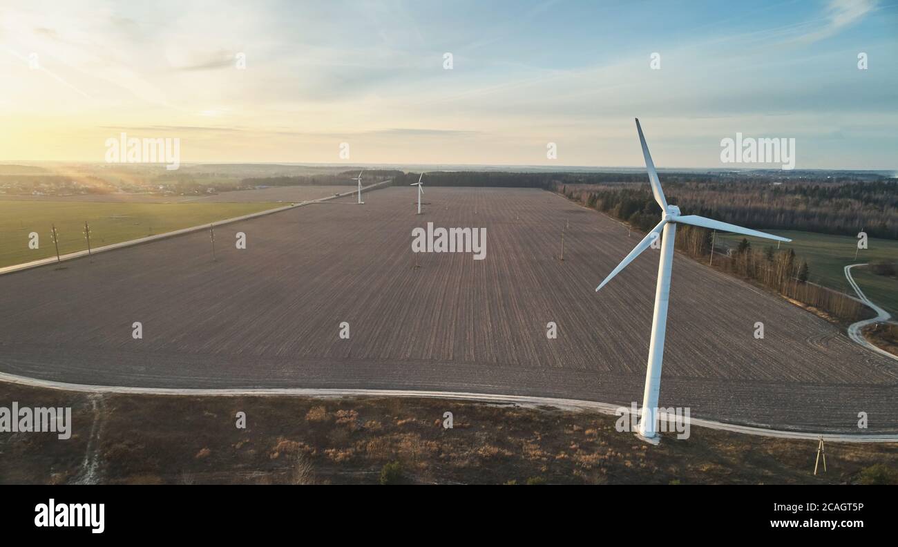 Impianti elettrici del vento su campo vista aerea drone Foto Stock