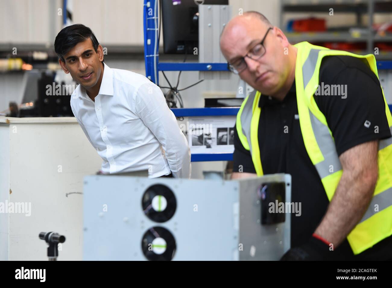 Cancelliere dello scacchiere Rishi Sunak (a sinistra) durante una visita al Peak Scientific di Glasgow, un produttore scozzese di generatori di gas per laboratori analitici. Foto Stock